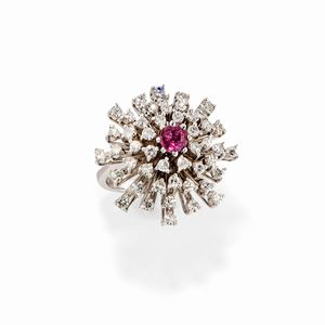  - Anello in oro bianco 18k, diamanti e rubino