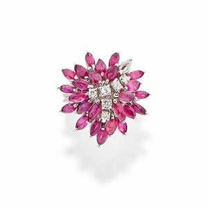  - Anello in oro bianco 18k, rubini e diamanti