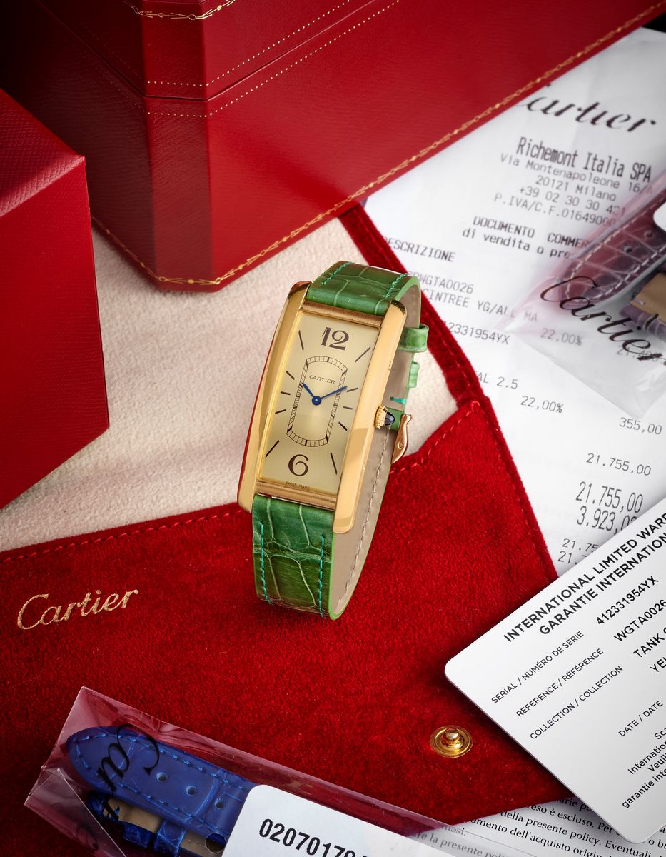 Tank Cintrée 4123, orologio in oro giallo 18K con quadrante champagne e cinturini Cartier
