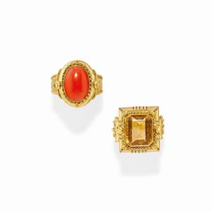  - Due anelli in oro giallo 18k, quarzo e corallo