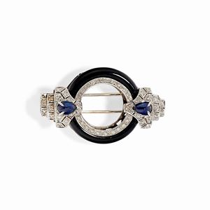  - Spilla in oro bianco 18k, onice, zaffiri e diamanti