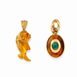  - Due pendenti in oro giallo 18k, ambra e pietre dure