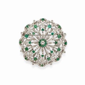 - Spilla in oro bianco 18k, smeraldi e diamanti