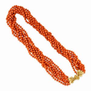 A 18k yellow gold and coral necklace