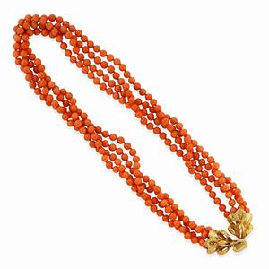 A 18k yellow gold and coral necklace