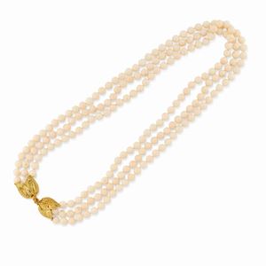  - Collana in oro giallo 18k e corallo bianco