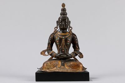 Scultura di Buddha assiso, metallo sbalzato, dorato e laccato, Mongolia, fine XVIII secolo