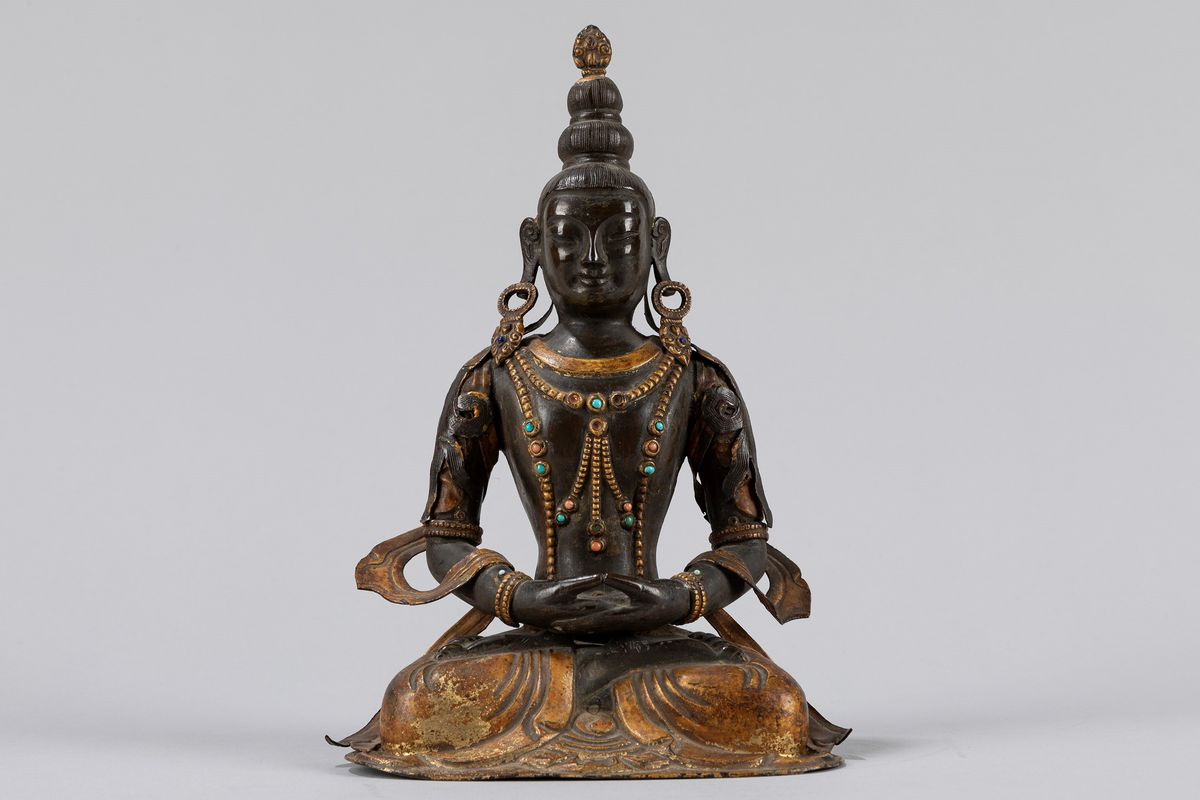Scultura di Buddha assiso, metallo sbalzato, dorato e laccato, Mongolia, fine XVIII secolo