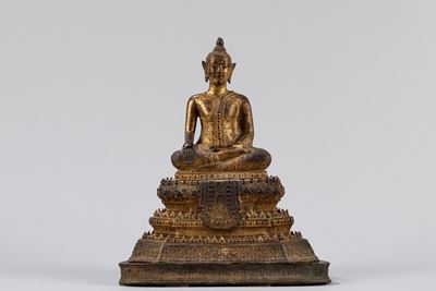 Scultura in bronzo dorato raffigurante Buddha assiso, Thailandia, periodo Rattanakosin, XIX secol...