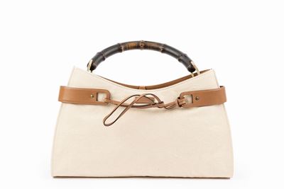 Borsa in tela naturale con profili in cuoio e manico in bambù