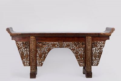 Grande tavolo da parete in legno di olmo, Cina, fine dinastia Qing, intagliato e parzialmente dor...
