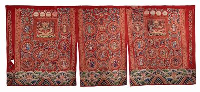 Tessuto in panno rosso ricamato, Cina, inizio XX secolo