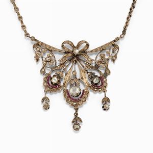 Collana in oro bassa caratura, pietre rosse e diamanti
