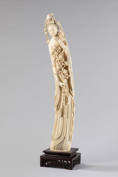 Scultura in avorio raffigurante dama con ramo fiorito, Cina, fine sec. XIX