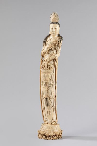 Guanyu, Grande scultura in avorio con base a fiore di loto, Cina, XIX secolo