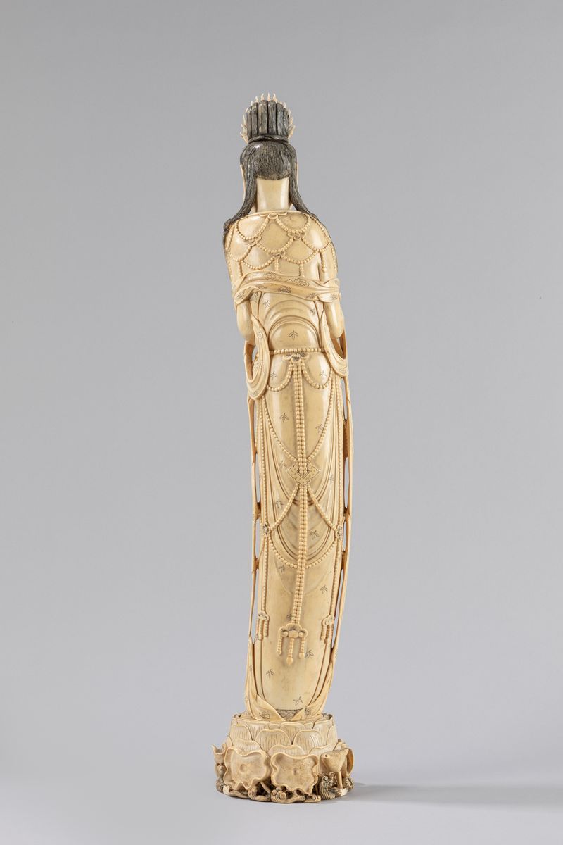 Guanyu, Grande scultura in avorio con base a fiore di loto, Cina, XIX secolo