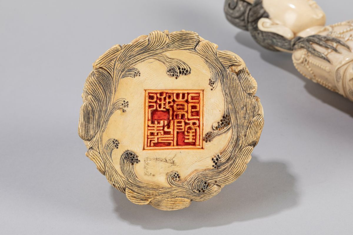 Guanyu, Grande scultura in avorio con base a fiore di loto, Cina, XIX secolo