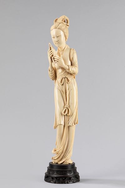 Scultura in avorio raffigurante dame con versatoio, Cina, XIX secolo