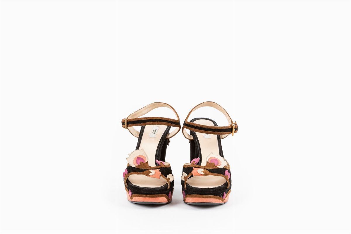 Prada - Sandali con plateau in camoscio nero con decorazioni floreali