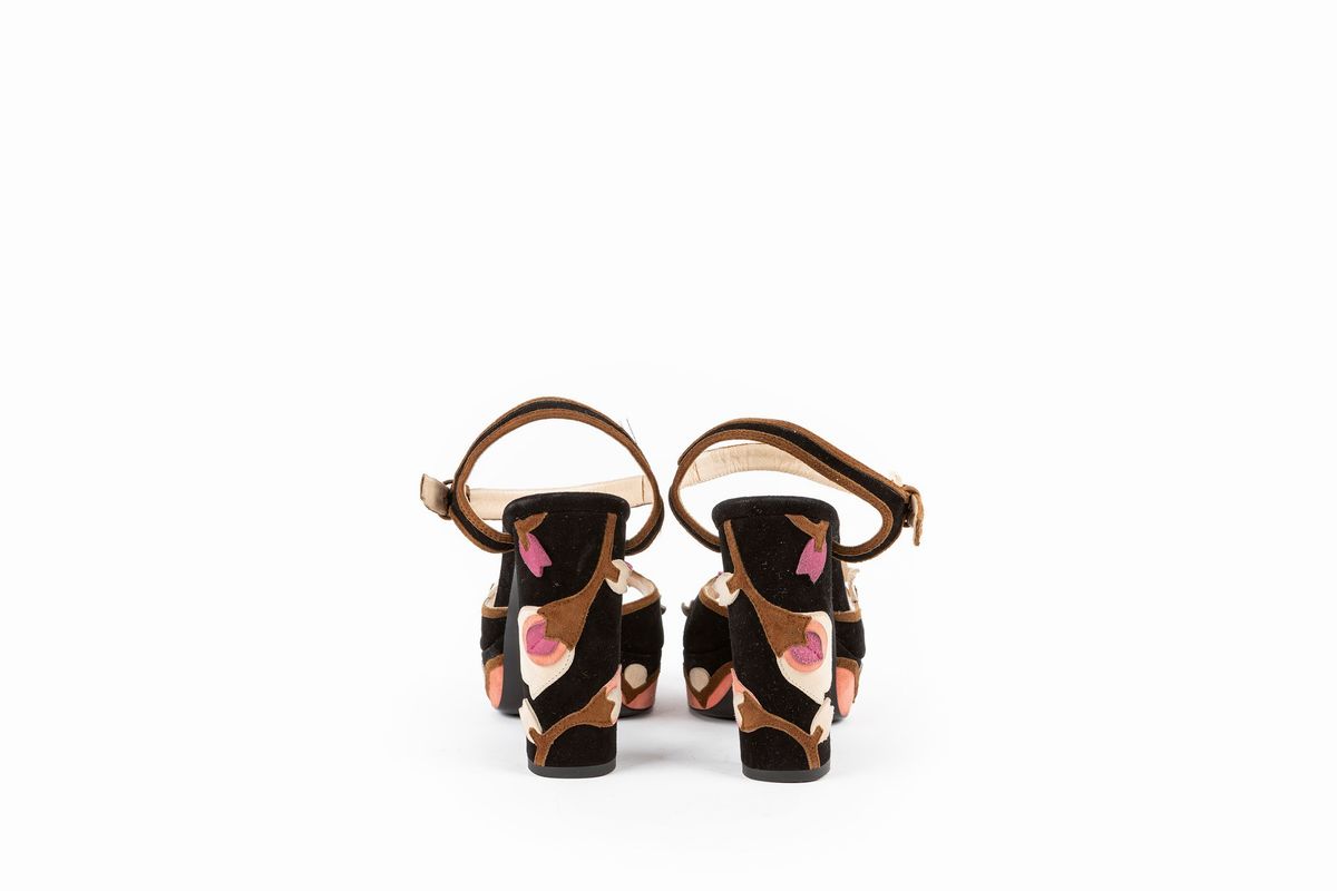 Prada - Sandali con plateau in camoscio nero con decorazioni floreali