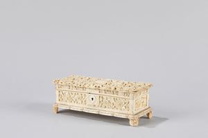☼A finely carved ivory box. China, Canton 19th century