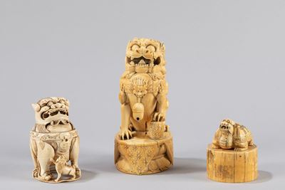 Cina, Due cani di pho in avorio e un sigillo a guisa di qilin, fine secolo XIX/inizio secolo XX
