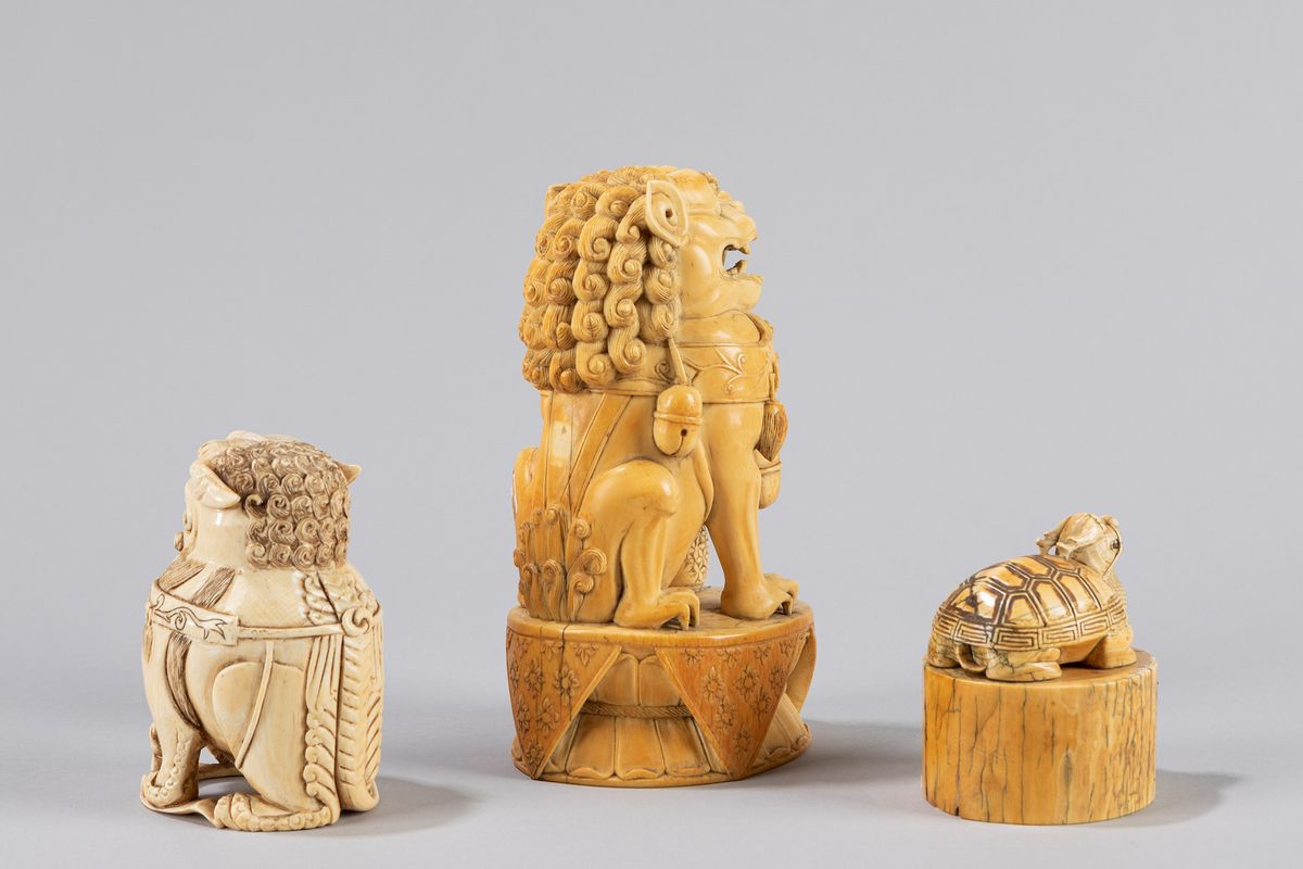 Cina, Due cani di pho in avorio e un sigillo a guisa di qilin, fine secolo XIX/inizio secolo XX