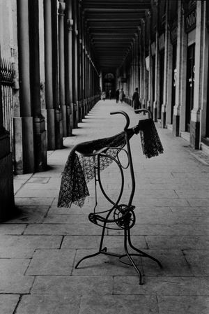 La veuve du cycliste sous les arcades du Palais Royal