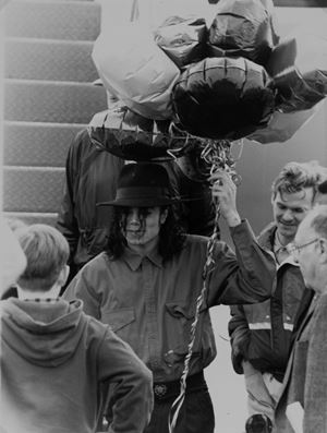 Michael Jackson departing from Los Angeles international airport
