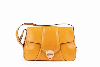 Borsa in pelle color miele con tracolla regolabile e dettagli in metallo rosato