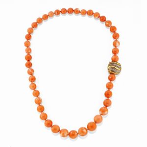  - Collana in corallo, oro bicolore 18k e diamanti