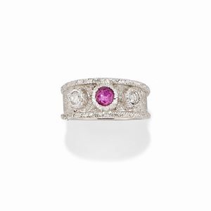  - Anello in oro bianco 18k, rubino e diamanti