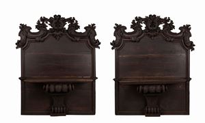  - Coppia di panche in legno intagliato, secolo XVII