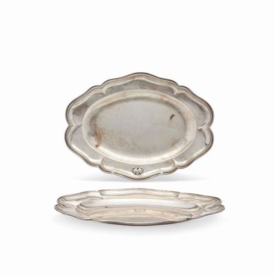 Due vassoi ovali in argento con profilo mistilineo e stemma nobiliare, Francia, fine XVIII secolo