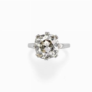 A 18K white gold and diamond ring