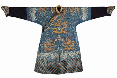 Abito di corte semi-formale maschile 'Jifu', Cina, XIX secolo, drappeggio ornamentato con draghi ...