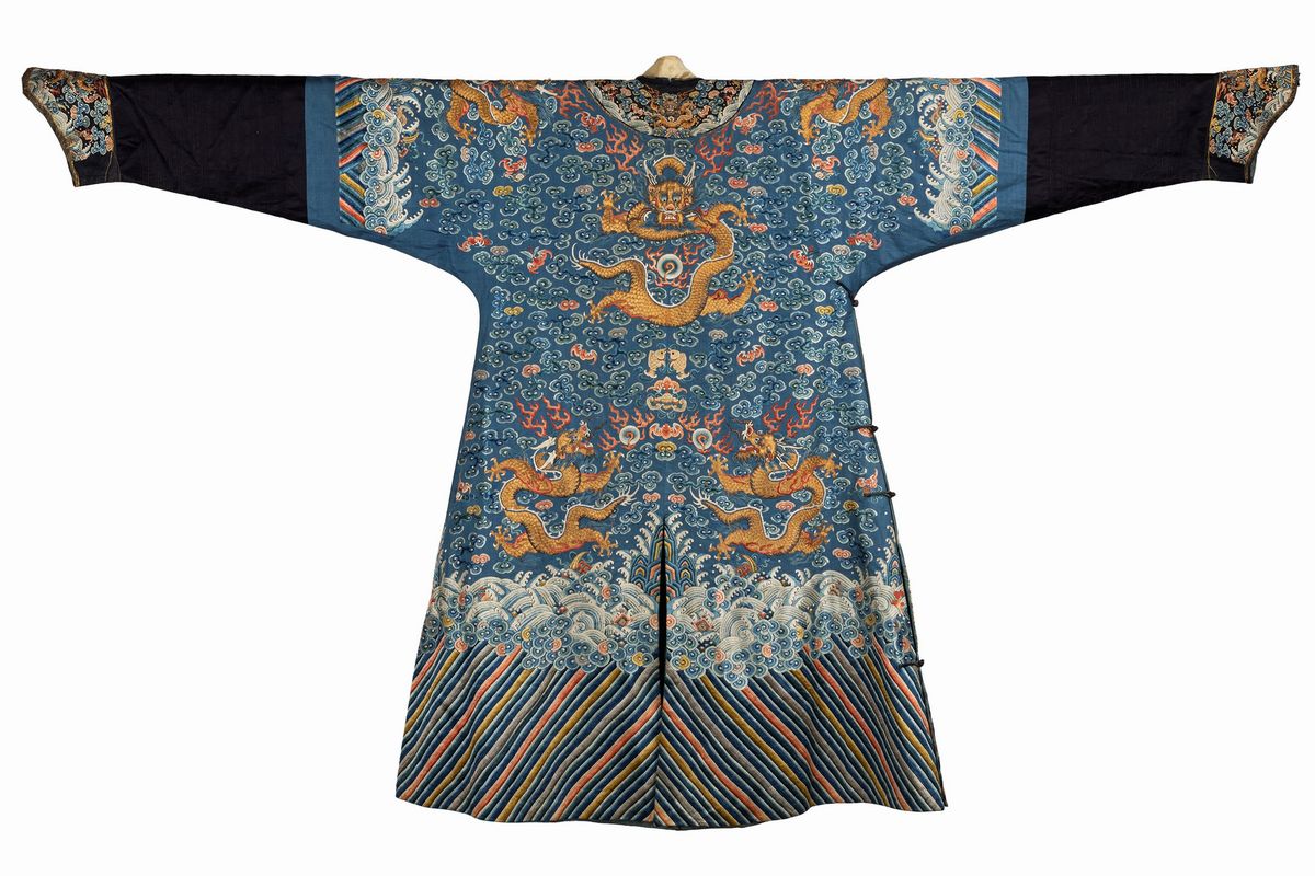 Abito di corte semi-formale maschile 'Jifu', Cina, XIX secolo, drappeggio ornamentato con draghi ...