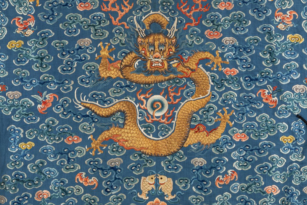 Abito di corte semi-formale maschile 'Jifu', Cina, XIX secolo, drappeggio ornamentato con draghi ...