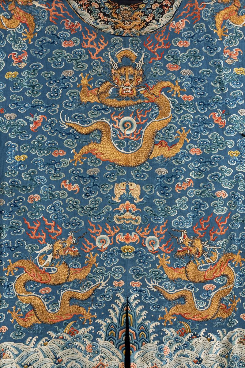 Abito di corte semi-formale maschile 'Jifu', Cina, XIX secolo, drappeggio ornamentato con draghi ...