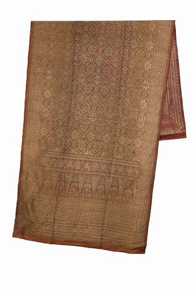 Sarong Songket, seta rossa tramata con fili d'oro, Sumatra, Indonesia, inizio XX secolo