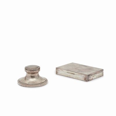 Calamaio e scatola in argento, XX secolo, con inserti in legno e porcellana