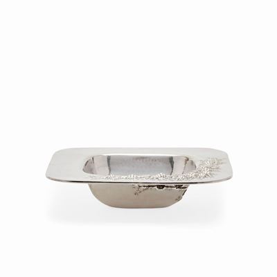 Centrotavola in argento, Italia, XX secolo, quadrato con decoro floreale