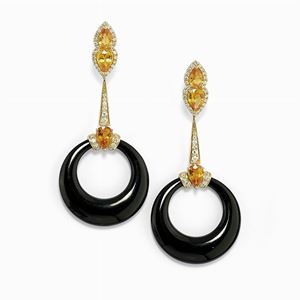 Orecchini pendenti in oro 18k, onice, zaffiri gialli e diamanti