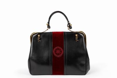 Borsa in pelle nera con inserto in velluto rosso e dettagli in metallo dorato