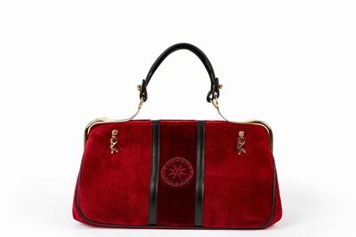 Borsa in velluto rosso con dettagli in pelle e metallo dorato