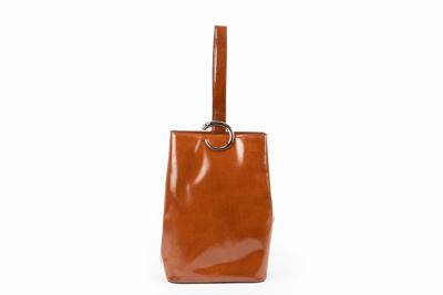 Borsa con tracolla in cuoio tinto naturale con dettagli panthier