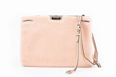 Borsa pochette in pelle di montone rosa con tracolla staccabile