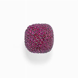  - Anello in oro giallo e brunito 18k e rubini