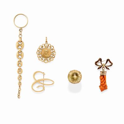 Un Anello, Due Spille, un Portachiavi e un Pendente in Oro, Smalto, Corallo e Pietra Colorata