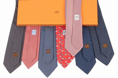 Sette cravatte in seta con motivi e colori assortiti